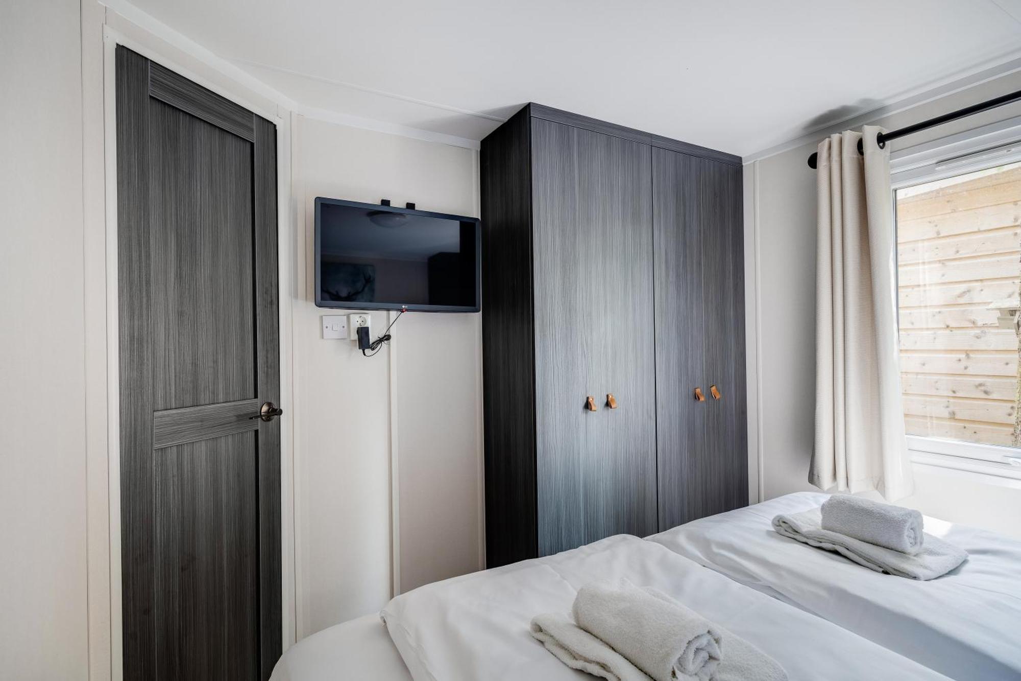 Veluwe Hoenderloo Luxury Chalet With Private Sauna And Hot Tub - Swimming Pool Tennis Court Supermarket Bowling Alley Theatre And Entertainment For Children Ngoại thất bức ảnh